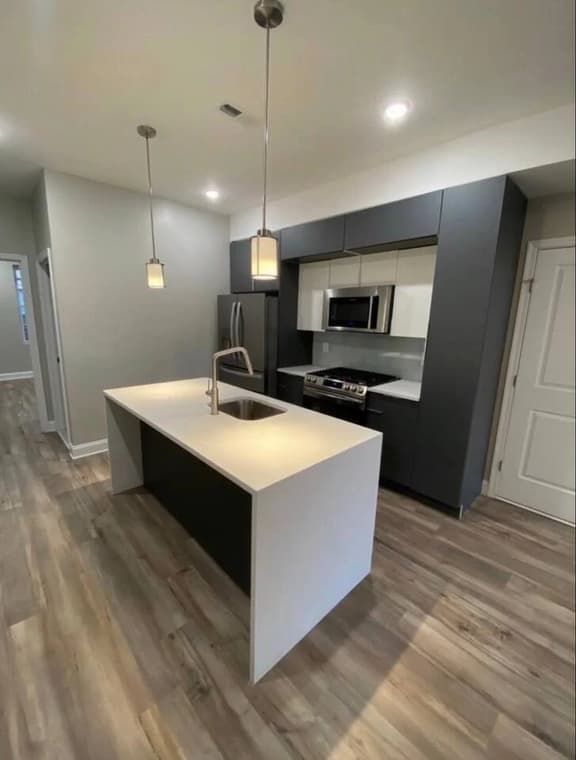 Copy of New three bedroom art museum area with backyard - Image 1