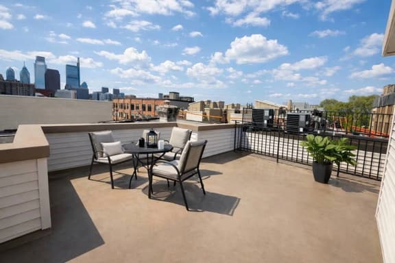 two bedroom w/rooftop close to convention center. - Image 1