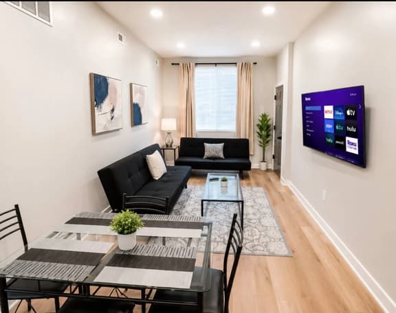 2 bedroom bi-Level with backyard near Center City. - Image 1